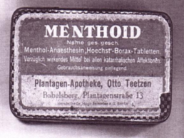 Das Bild zeigt eine alte Arzneimittelschachtel der Plantagen Apoteke