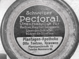 Das Bild zeigt eine alte Arzneimittelschachtel der Plantagen Apoteke