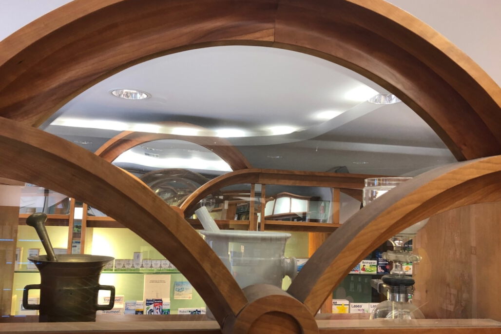 Das Bild zeigt eine Innenansicht der Apotheke mit Bogendesign